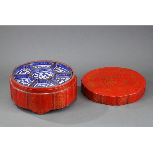 Lacquer box painted with flowers and caligraphy